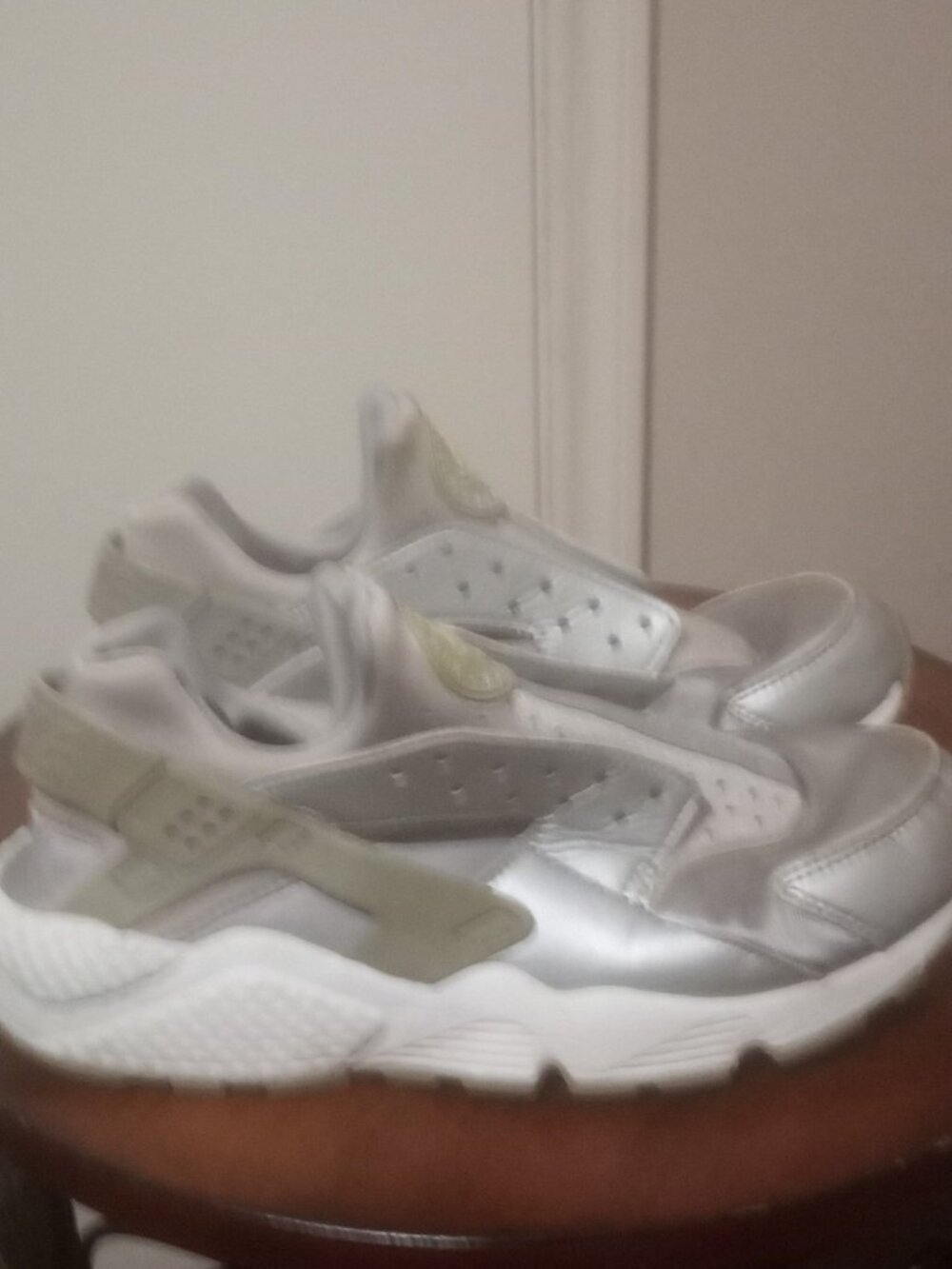 Nike Huarache Run SE Women's 9 Running Shoes Sneakers Metallic Silver 859429-002